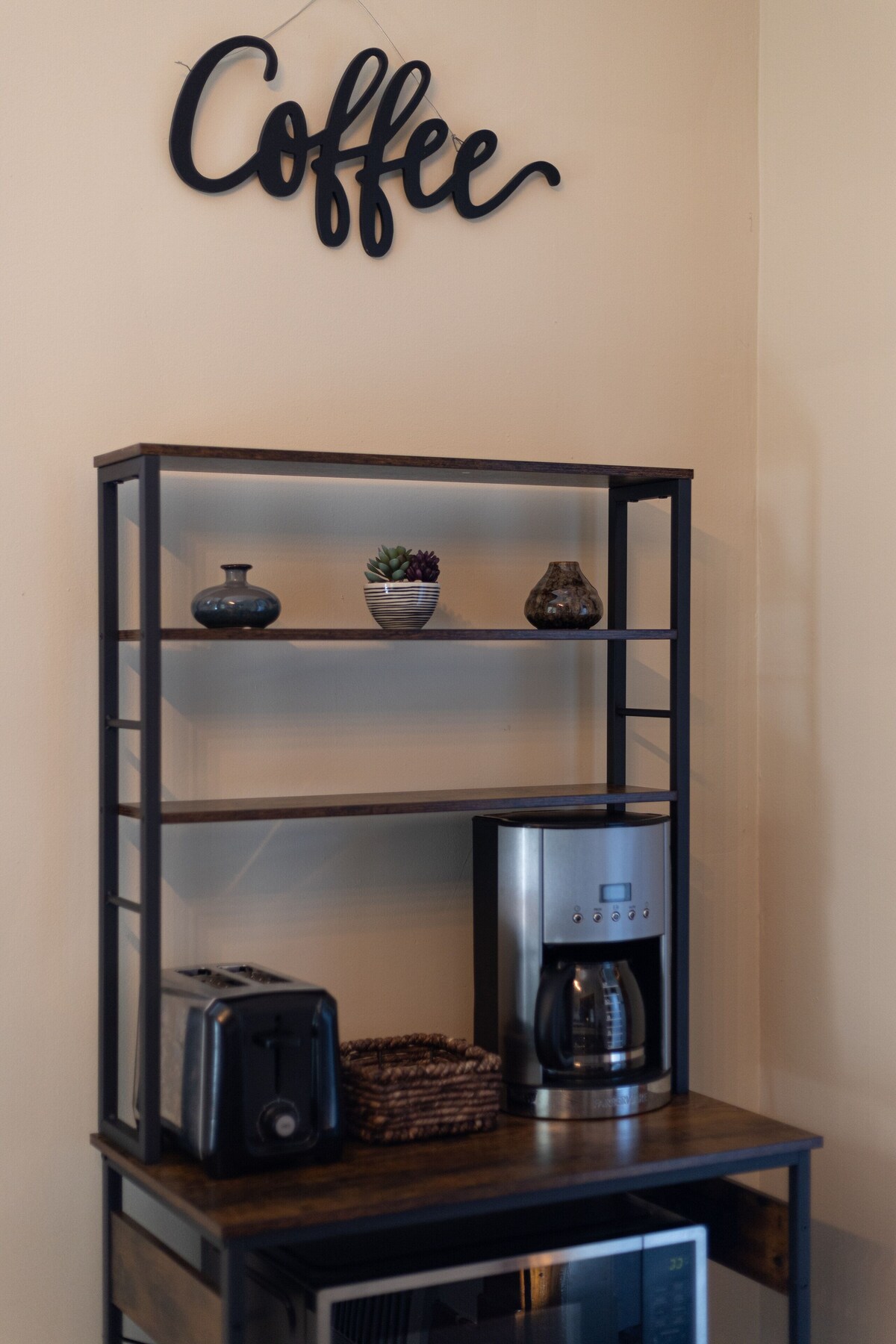 Stylish & Cozy Stay by the Falls