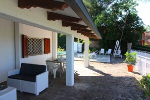 Plant, Building, Shade, Tree, Residential Area, Real Estate, Facade, Houseplant, Wood, Roof