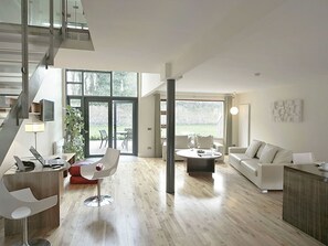 Tabelle, Couch, Möbel, Holz, Gebäude, Schatten, Interior Design, Flooring, Stuhl, Wohnzimmer