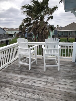 Chairsonuppermasterbalcony