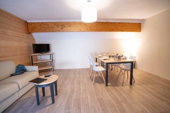 Seating area and dining table