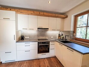 Küche, Countertop, Küchengerät, Cabinetry, Flooring, Möbel, Interior Design, Holz, Spüle, Major Appliance