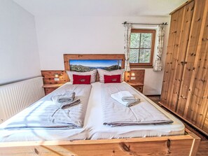 Meubles, Domicile, Chambre, Tache De Bois, Dur, Lit, Cadre De Lit, Literie, Hôtel, Oreiller