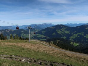 Wolke, Himmel, Berg, Pflanzengemeinschaft, Pflanze, Steigung, Natürliche Landschaft, Grundstueck, Hochland, Baum