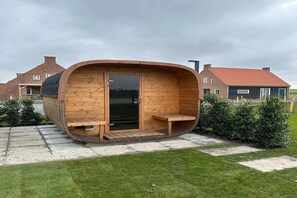 Stugans exteriör [sommar]
