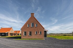 Stugans exteriör [sommar]
