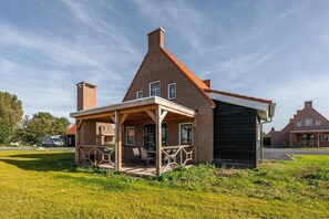 Stugans exteriör [sommar]