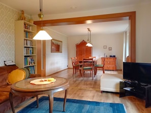 Table, Meubles, Propriété, Bois, Éclairage, Design Intérieur, Chaise, Sol, Sol, Salon