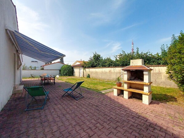 Furniture, Shade, Outdoor Furniture, Garden, Backyard, Yard, Lawn, Courtyard, Chair, Landscaping