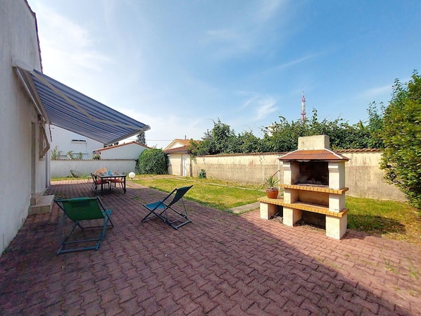 Furniture, Shade, Outdoor Furniture, Garden, Backyard, Yard, Lawn, Courtyard, Chair, Landscaping