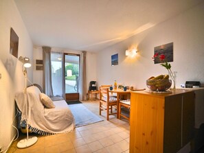 Furniture, Plant, Houseplant, Comfort, Wood, Picture Frame, Floor, Living Room, Flowerpot, Flooring