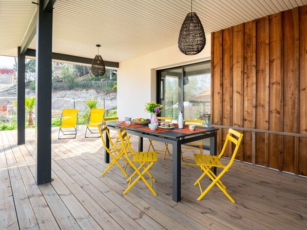 Table, Plant, Property, Furniture, Interior Design, Wood, Lighting, Building, Window, Architecture