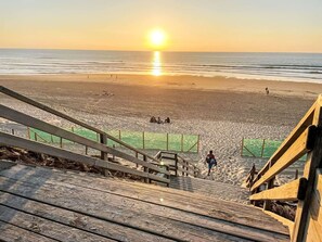 Body Of Water, Beach, Horizon, Coast, Sea, Shore, Coastal And Oceanic Landforms, Ocean, Sand, Sunlight