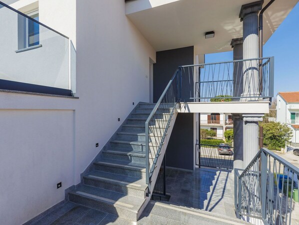 Eigentum, Azurblau, Treppe, Gebäude, Pflanze, Fenster, Urban Design, Wand, Verbundwerkstoff