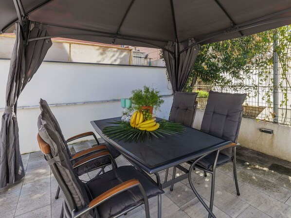 Mesa, Mueble, Silla, Planta, Madera, Sombra, Mueble Para Exteriores, Diseño De Interiores, Rectángulo, Edificio