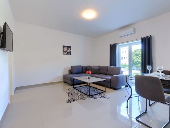 Furniture, Couch, Table, Comfort, Wood, Building, Window, Interior Design, Studio Couch