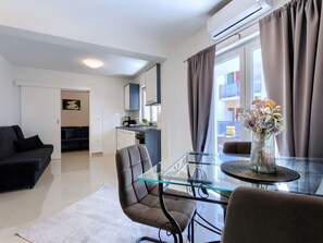 Möbel, Couch, Eigentum, Komfort, Tabelle, Interior Design, Wohnzimmer, Gebäude, Fenster, Holz
