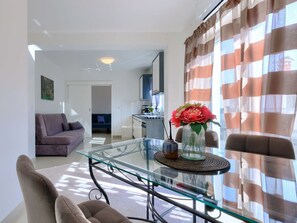 Table, Meubles, Propriété, Canapé, Pot De Fleur, Design Intérieur, Confort, Plante D'Appartement, Architecture, Salon