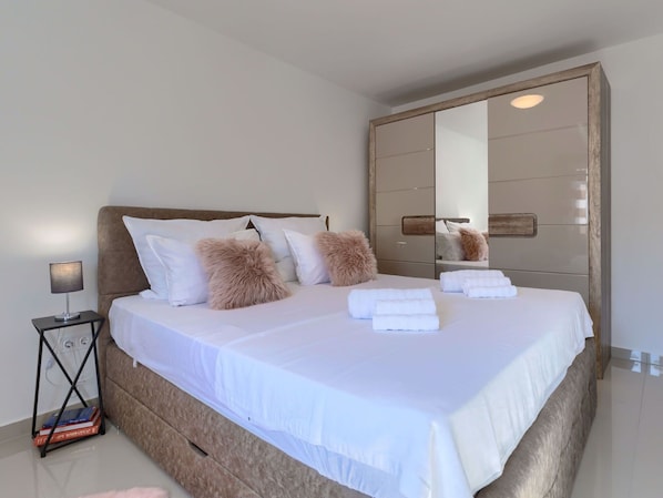 Furniture, Property, Comfort, Building, Pillow, Wood, Bed Frame, Interior Design, Bed