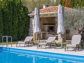 L'Eau, Meubles, Propriété, Plante, Bâtiment, Chaise, Piscine, Ombre, Mobilier De Jardin, Arbre