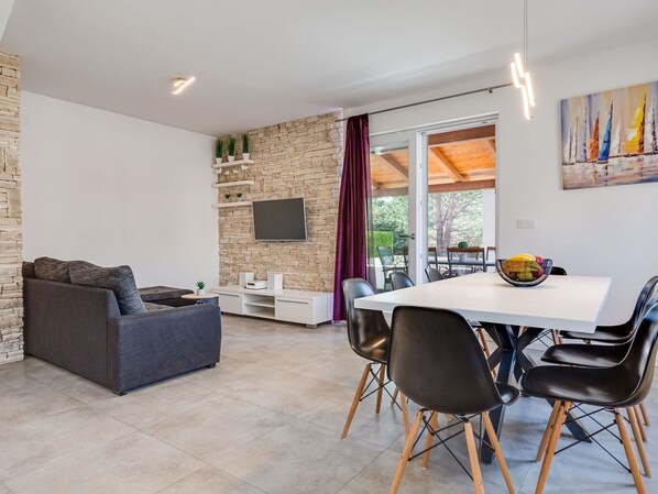 Table, Meubles, Propriété, Chaise, Design Intérieur, Bois, Sol, Sol, Immobilier, Plante D'Appartement