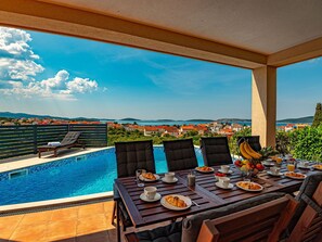 Himmel, Tabelle, Wolke, Möbel, Geschirr, Wasser, Azurblau, Interior Design, Gartenmöbel, Beleuchtung