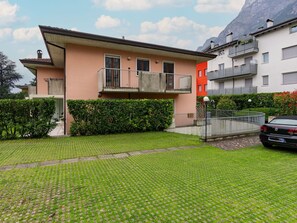 Wolke, Pflanze, Himmel, Gebäude, Eigentum, Fenster, Fahrzeug, Auto, Grundstueck, Haus