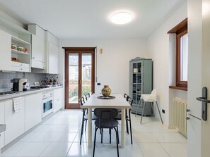 Cabinetry, Möbel, Tabelle, Countertop, Stuhl, Holz, Fenster, Interior Design, Küche, Flooring