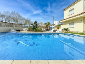 Cielo, Nube, Agua, Planta, Piscina, Edificio, Azul, Azur, Árbol, Casa
