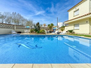 Sky, Cloud, Water, Plant, Swimming Pool, Building, Blue, Azure, Tree, House