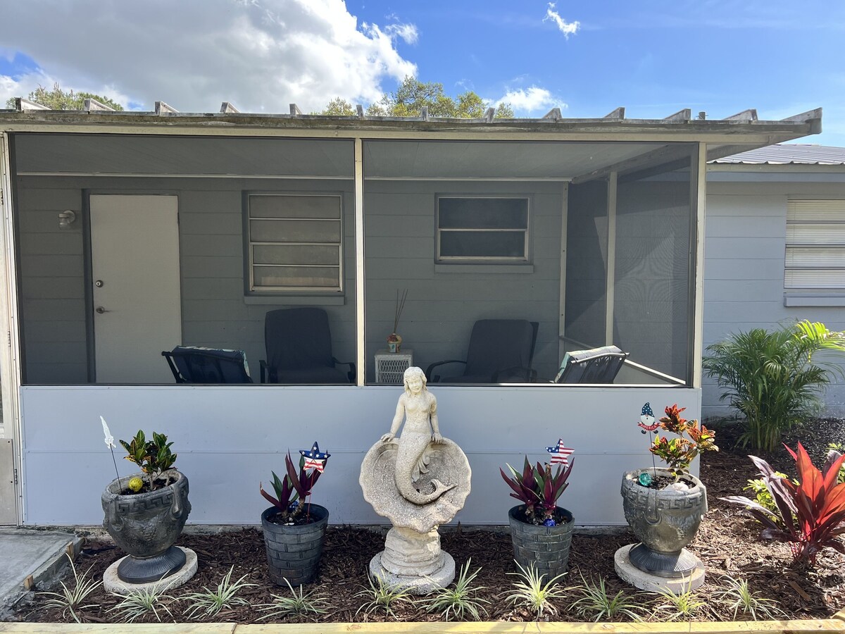 Centrally Set Old Quiet Country Florida Home