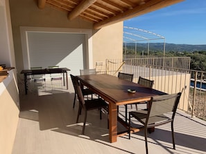 Outdoor dining