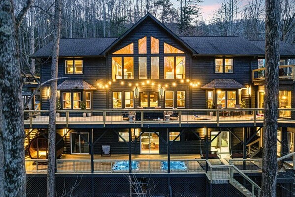 7,000 sq ft Mountainside Estate