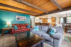 Living Room - Living room with flat screen TV!