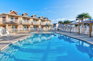 Stunning Arubaduex pool with Tiki huts, loungers, splash pad, and picnic tables for your entertainment