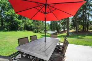 Enjoy your meals waterside 