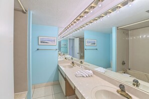 20-Edgewater-205-Master-Bath