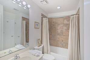 20-Sea-Haunts-3C-Bathroom-2