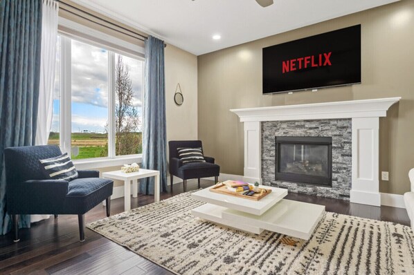 Beautiful, modern & luxurious Living space, 65" TV, Netflix