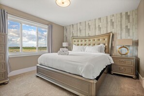 Luxurious king bed, large walk in closet & private in-suite bathroom