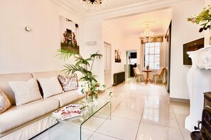 Living room with flat screen TV with Netflix, Prime and loads of live channels. 