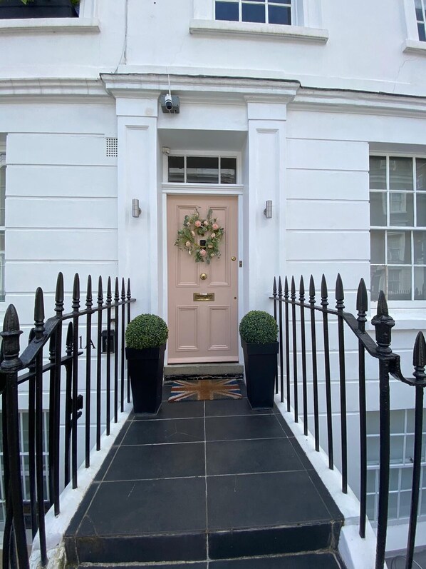 Your London Home awaits! Super quiet street Zone 1 mins walk from metros & shops