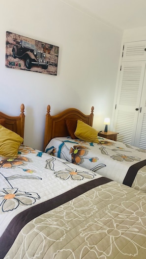 Quarto com 2 camas individuais e ar condicionado