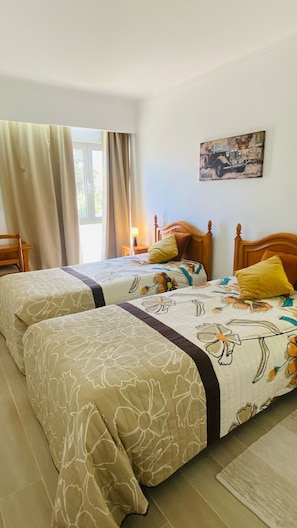 Quarto com 2 camas individuais e ar condicionado