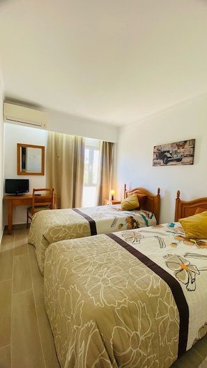 Quarto com 2 camas individuais e ar condicionado