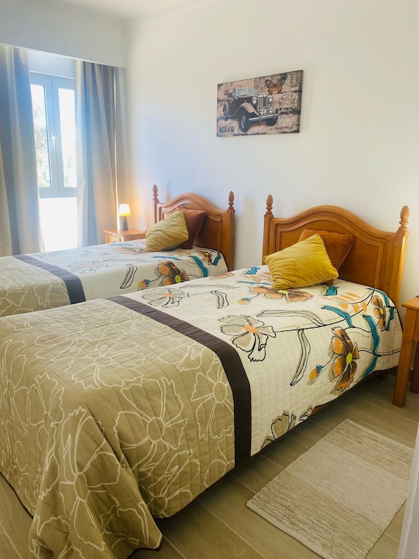 Quarto com 2 camas individuais e ar condicionado