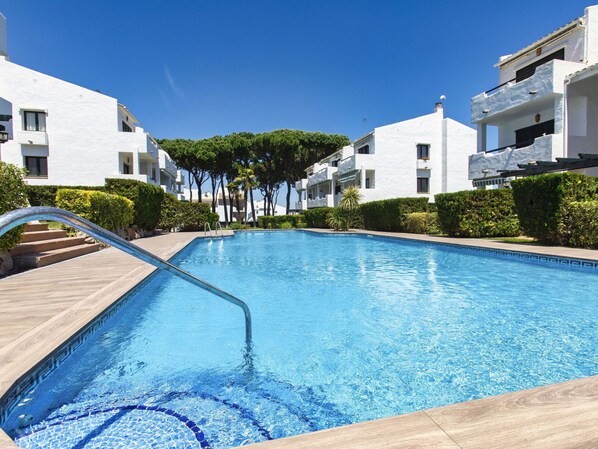 L'Eau, Ciel, Plante, Bâtiment, Propriété, Fenêtre, Piscine, Bleu Azur, Ombre, Mobilier De Jardin