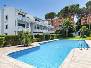 L'Eau, Plante, Ciel, Bâtiment, Propriété, Piscine, Fenêtre, Bleu Azur, Arbre, Architecture