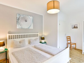 Schlafzimmer 1