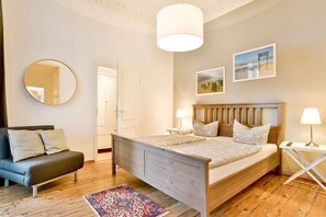 Schlafzimmer mit Doppelbett